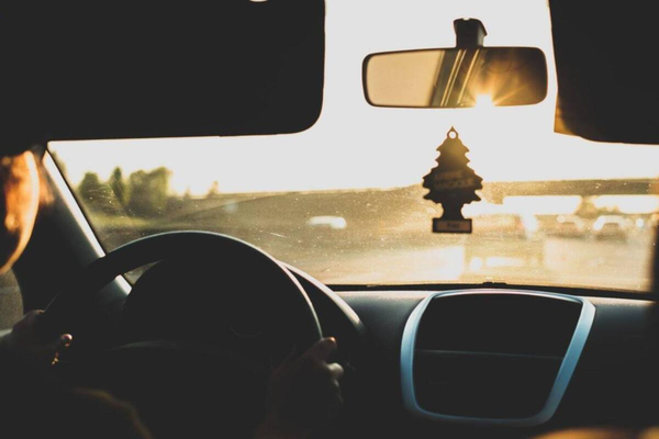 pendurar-acessorios-no-retrovisor-pode-dar-multa